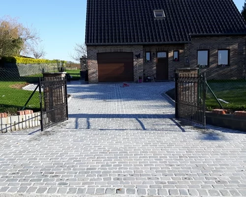Exemple de réalisation en pavés sciés carrés prophyre.