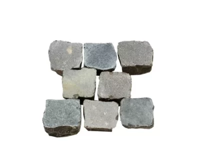 Pavés sciés carrés prophyre.