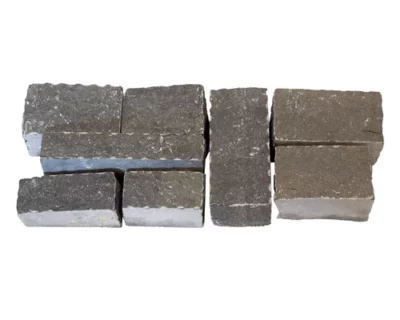 Moellons en pierre bleue retaillée.