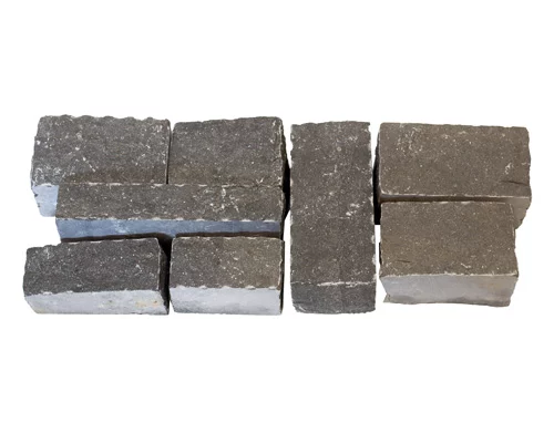 Moellons en pierre bleue retaillée.