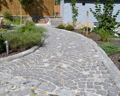 Exemple de voirie en pavé pierre bleue.